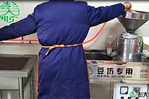 100型豆坊專用豆腐機工作現(xiàn)場