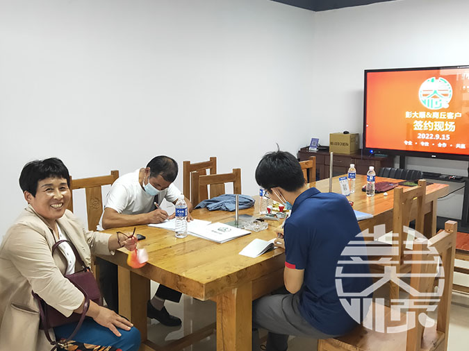 王老板與彭大順簽訂設備合作現場